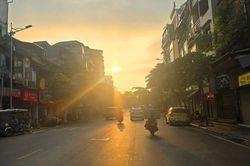 Hà Nội: Nắng gay gắt từ sáng sớm, nhiệt độ ngoài trời vượt 37 độ C