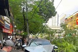 Hà Nội: Xe ô tô 'điên' tông liên hoàn 10 xe máy trên phố Trần Đại Nghĩa