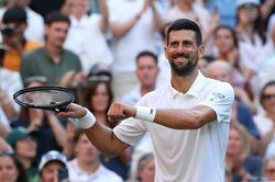 Thắng ngược tay vợt Ý, Djokovic đối đầu Sinner ở bán kết Wimbledon 2025