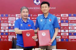 Trợ lý HLV Kim Sang Sik sắp dẫn dắt Đông Á Thanh Hóa