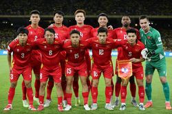 Tuyển Việt Nam tiếp tục rớt hạng trên BXH FIFA, ngày càng xa top 100