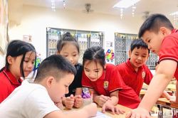 'Tại sao con không chơi điện thoại?' - Câu trả lời bất ngờ của em bé lớp 3