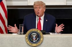 Ông Trump lại dọa áp thuế 15-20% lên hầu hết quốc gia