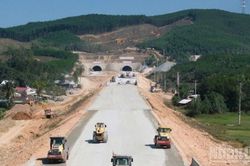 Đẩy nhanh tiến độ triển khai các dự án đường cao tốc bắc-nam