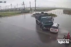 Bất ngờ dừng giữa đường, xe 7 chỗ bị xe tải tông mạnh gần Khu công nghiệp VSIP
