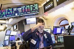 Dow giảm 279 điểm, Nasdaq và S&P 500 cũng lao dốc