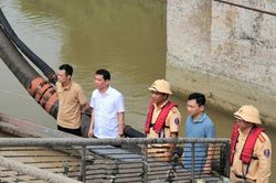 Ninh Bình: Bắt quả tang tàu khai thác cát trái phép trên sông Đào