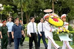Chủ tịch UBND tỉnh Trần Duy Đông dâng hương tưởng niệm các anh hùng, liệt sĩ tại Điện Biên
