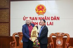 Chủ nhân giải Nobel Vật lý năm 2016 đến Gia Lai truyền cảm hứng khoa học