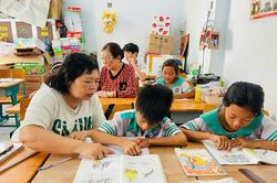 Hè về, lớp học tình thương vẫn 'sáng đèn' hy vọng