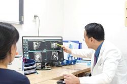 Từ cơn đau âm thầm đến kỳ tích phẫu thuật hiếm gặp: Vinmec Central Park giành lại sự sống cho bệnh nhân có khối u buồng trứng to