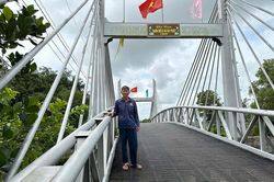 Ông Bảy xây cầu từ thiện
