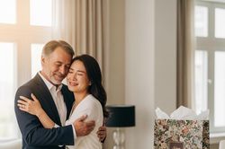 Phát hiện chiếc túi xách hàng hiệu của người vợ giản dị, chồng nghi có 'ai đó' tặng rồi bừng tỉnh trước một sự thật