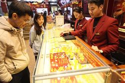 Giá vàng chiều nay 16/7/2025: Giá vàng trong nước và thế giới giảm mạnh, bị bán tháo ồ ạt trên thị trường