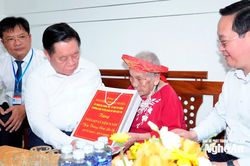 Trưởng ban Tuyên giáo và Dân vận Trung ương tặng quà Mẹ Việt Nam anh hùng và thăm Trung tâm phục vụ hành chính công phường Cửa Lò