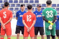 HLV Kim Sang Sik đổi chiến thuật cho U23 Việt Nam