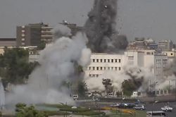 Cảnh tượng Israel ném bom dữ dội thủ đô của Syria, phá hủy cả tòa nhà Bộ Quốc phòng, thế giới nói gì?