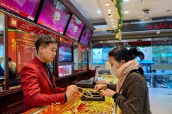 Giá vàng hôm nay 17/7/2025: Giá vàng trong nước rời mốc 121 triệu, vàng thế giới tăng nhẹ