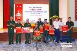 Đoàn công tác Bộ Tư lệnh Quân khu 4 thăm, tặng quà các thương binh, bệnh binh ở Nghệ An