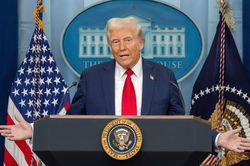 Tổng thống Mỹ Donald Trump bị suy tĩnh mạch