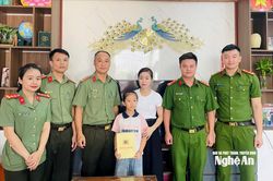Công an tỉnh Nghệ An thăm hỏi, tặng quà thân nhân liệt sĩ Sầm Quốc Nghĩa