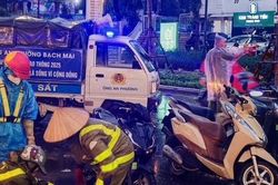 Lực lượng Công an triển khai phương án đảm bảo an toàn cho người dân ngay trong cơn giông dữ dội tại Hà Nội