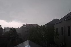 Bắc Ninh mưa to, trời tối đen