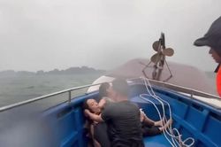 Cận cảnh công tác cứu hộ tàu du lịch chở 53 người bị lật ở Hạ Long