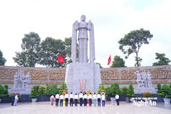 Đoàn công tác tỉnh Nghệ An dâng hương, dâng hoa tưởng niệm các Anh hùng liệt sĩ tại Thành phố Hồ Chí Minh