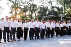 Đoàn công tác Văn phòng UBND tỉnh Nghệ An dâng hương tưởng niệm các Anh hùng liệt sĩ tại Quảng Trị