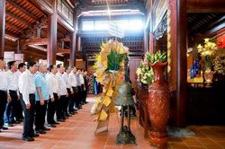 Đồng chí Lê Minh Hưng dâng hương tưởng niệm cố Tổng Bí thư Lê Hồng Phong và các Anh hùng liệt sĩ tại Nghệ An