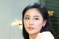 Văn Mai Hương lùi lịch phát hành MV, chia buồn với các nạn nhân vụ lật tàu trên vịnh Hạ Long