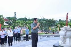 Thủ tướng Phạm Minh Chính tưởng niệm, tri ân các anh hùng liệt sĩ, người có công tại An Giang