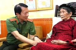 Xúc động với hành trình tri ân, trao nhà cho gia đình chính sách của Bộ trưởng Lương Tam Quang