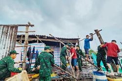 Đồn Biên Phòng Đất Mũi kịp thời hỗ trợ người dân khắc phục hậu quả thiên tai