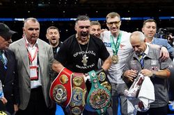 Oleksandr Usyk thống nhất 4 đai quyền Anh hạng nặng thế giới: Độc cô cầu bại của quyền Anh đương đại