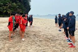 Đội tuyển nữ Việt Nam tranh thủ tập luyện trước khi bão Wipha đổ bộ