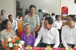 Đồng chí Trần Lưu Quang thăm, tặng quà gia đình chính sách tại Lào Cai