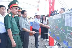 Thủ tướng Phạm Minh Chính thị sát, kiểm tra hai dự án cao tốc ở Đồng bằng sông Cửu Long