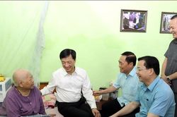 Chủ nhiệm Ủy ban Kiểm tra Trung ương Nguyễn Duy Ngọc thăm hỏi người có công tỉnh Lạng Sơn