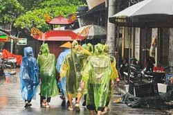 Đẫm nước mắt đón con trong vụ lật tàu trên vịnh Hạ Long