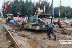 Ngư dân Nghệ An cấp tập kéo bè mảng lên bờ tránh bão số 3