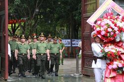 Thứ trưởng Bộ Công an Phạm Thế Tùng dâng hoa, dâng hương tưởng niệm Chủ tịch Hồ Chí Minh và các Anh hùng liệt sĩ