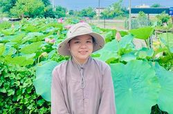 Giữa cõi người, em lặng lẽ nở hoa