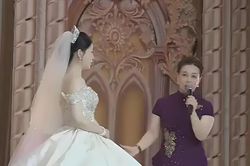 Trong hôn lễ, mẹ chồng lên trao cho tôi 3 chiếc kiềng vàng rất to, sang sảng ép buộc một việc ngoài dự tính