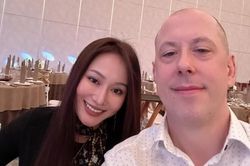 Nữ ca sĩ Hà Nội một năm mới 'làm dâu' một lần, trổ tài làm nem rán đặc sản Hà Nội giòn ngon, chuẩn vị đãi nhà chồng Tây
