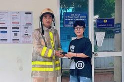 Chiếc ví da trôi dưới rãnh nước và nỗi xúc động của người phụ nữ khi nhận được tài sản