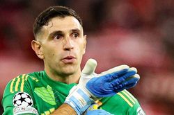 MU vỡ mộng đón Emiliano Martinez