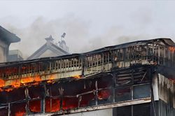 Hà Nội: Lửa ngùn ngụt trên tầng tum ngôi nhà ở đường Giải Phóng
