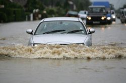 Cảnh báo những nguy hiểm tiềm ẩn khi lái xe qua vùng ngập nước trong mùa mưa bão
